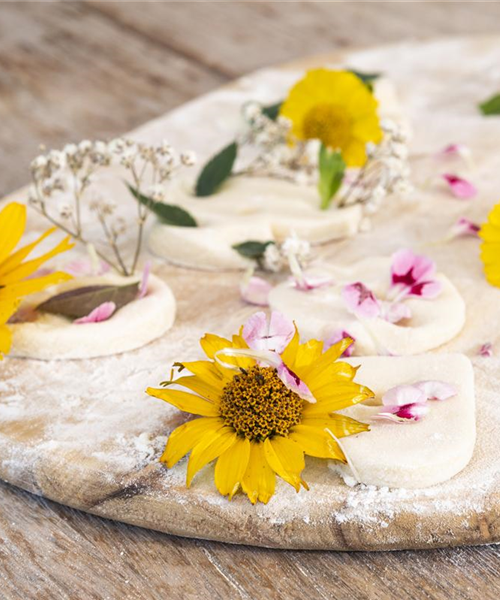 Blumenanhänger aus Salzteig – der Sommer wird bunt!