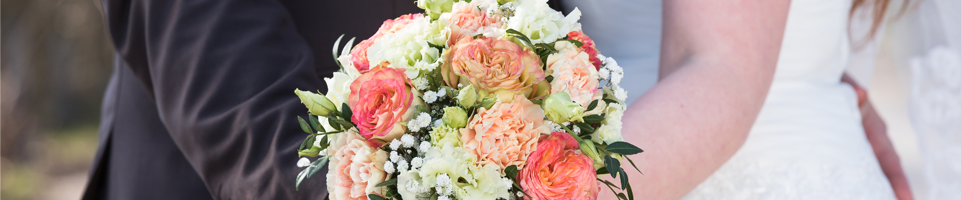 Brautpaar mit Brautstrauß Brautpaar mit Brautstrauß