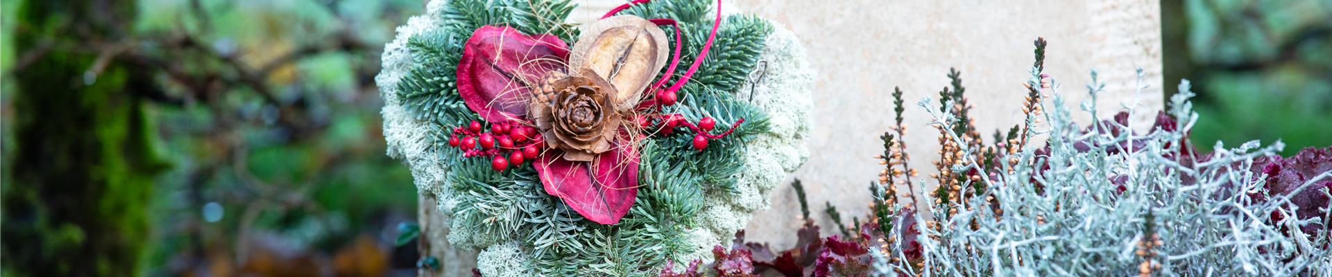 Grabgestaltung - Gesteck Herzform Grabgestaltung - Gesteck Herzform